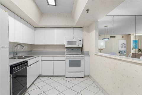 Copropriété à vendre à Surfside, Floride: 2 chambres, 140.28 m2 № 1783821 - photo 8