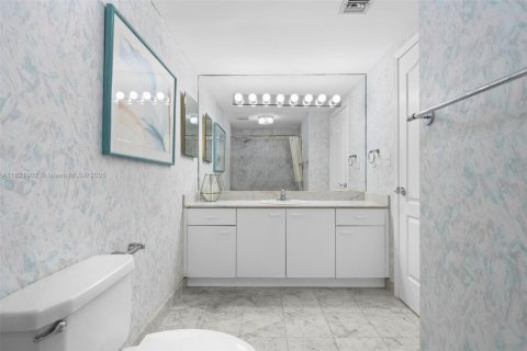 Copropriété à vendre à Surfside, Floride: 2 chambres, 140.28 m2 № 1783821 - photo 24