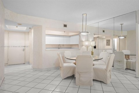 Copropriété à vendre à Surfside, Floride: 2 chambres, 140.28 m2 № 1783821 - photo 6