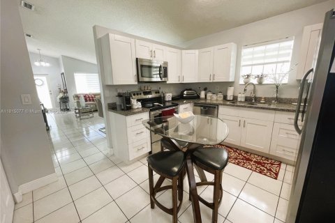 Casa en venta en Miami, Florida, 3 dormitorios, 115.66 m2 № 1766398 - foto 9