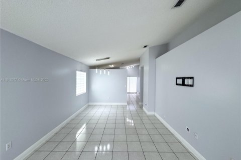 Casa en venta en Miami, Florida, 3 dormitorios, 115.66 m2 № 1766398 - foto 8