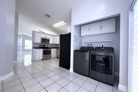 Casa en venta en Miami, Florida, 3 dormitorios, 115.66 m2 № 1766398 - foto 12