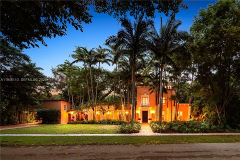 House in Coral Gables, Florida 7 bedrooms, 515.89 sq.m. № 2003034 - photo 2