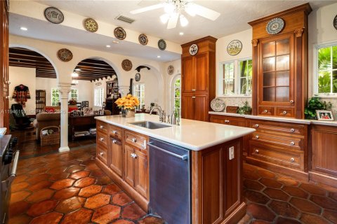 House in Coral Gables, Florida 7 bedrooms, 515.89 sq.m. № 2003034 - photo 10
