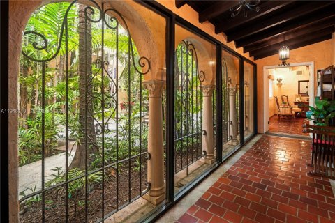 House in Coral Gables, Florida 7 bedrooms, 515.89 sq.m. № 2003034 - photo 11