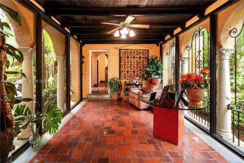 House in Coral Gables, Florida 7 bedrooms, 515.89 sq.m. № 2003034 - photo 15