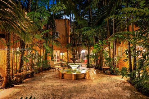 House in Coral Gables, Florida 7 bedrooms, 515.89 sq.m. № 2003034 - photo 4