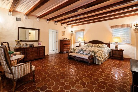 House in Coral Gables, Florida 7 bedrooms, 515.89 sq.m. № 2003034 - photo 12