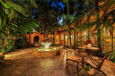 House in Coral Gables, Florida 7 bedrooms, 515.89 sq.m. № 2003034 - photo 5