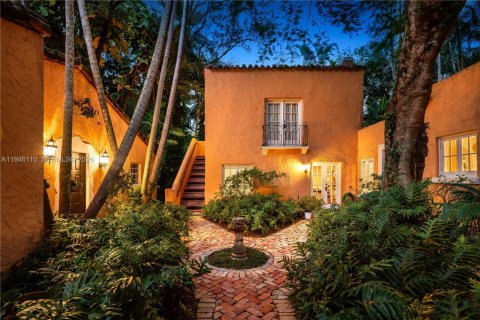 House in Coral Gables, Florida 7 bedrooms, 515.89 sq.m. № 2003034 - photo 3