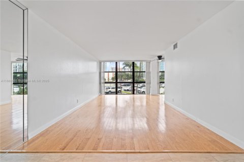Copropriété à louer à Hallandale Beach, Floride: 1 chambre, 99.87 m2 № 1939139 - photo 4