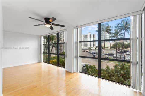 Copropriété à louer à Hallandale Beach, Floride: 1 chambre, 99.87 m2 № 1939139 - photo 5