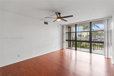 Copropriété à louer à Hallandale Beach, Floride: 1 chambre, 99.87 m2 № 1939139 - photo 18