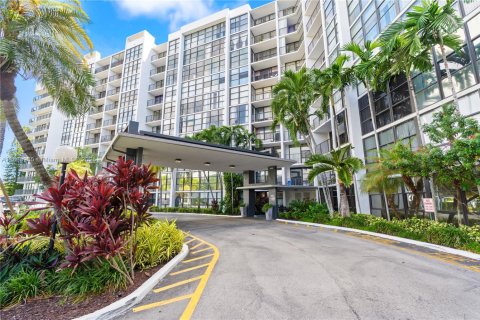 Copropriété à louer à Hallandale Beach, Floride: 1 chambre, 99.87 m2 № 1939139 - photo 2