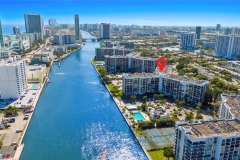 Copropriété à louer à Hallandale Beach, Floride: 1 chambre, 99.87 m2 № 1939139 - photo 1