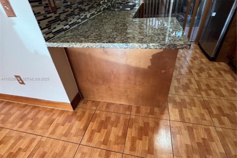 Condominio en alquiler en Doral, Florida, 2 dormitorios, 76.55 m2 № 1976511 - foto 3