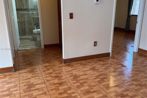 Condominio en alquiler en Doral, Florida, 2 dormitorios, 76.55 m2 № 1976511 - foto 17