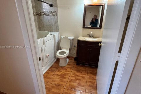 Condominio en alquiler en Doral, Florida, 2 dormitorios, 76.55 m2 № 1976511 - foto 8