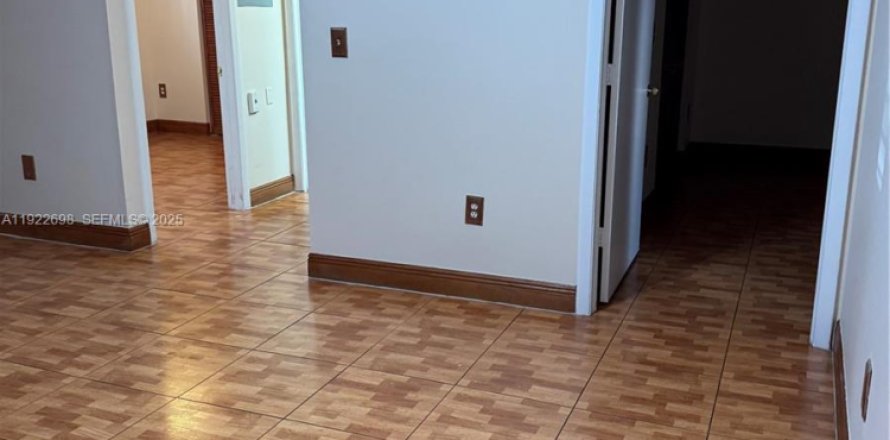 Condominio en Doral, Florida, 2 dormitorios  № 1976511