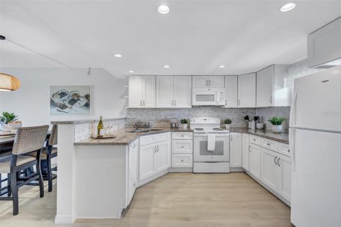 Condo in Sarasota, Florida, 2 bedrooms  № 1913727 - photo 12