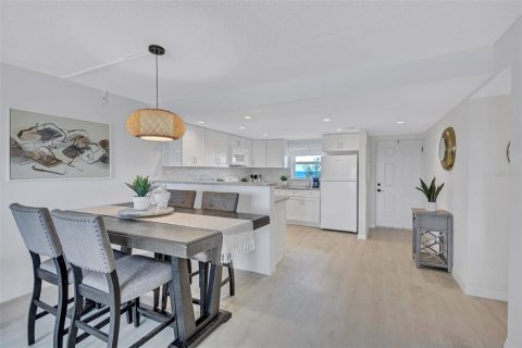 Condo in Sarasota, Florida, 2 bedrooms  № 1913727 - photo 13