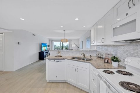 Condo in Sarasota, Florida, 2 bedrooms  № 1913727 - photo 8