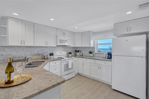 Condo in Sarasota, Florida, 2 bedrooms  № 1913727 - photo 9