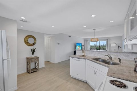 Condo in Sarasota, Florida, 2 bedrooms  № 1913727 - photo 11