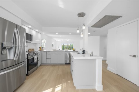 Copropriété à vendre à Pembroke Pines, Floride: 2 chambres, 140 m2 № 1840887 - photo 4
