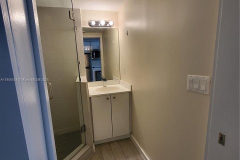 Condo in Miami Beach, Florida, 1 bedroom  № 1957194 - photo 9