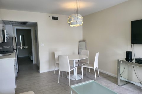 Condo in Miami Beach, Florida, 1 bedroom  № 1957194 - photo 4