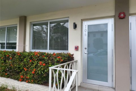 Condo in Miami Beach, Florida, 1 bedroom  № 1957194 - photo 1