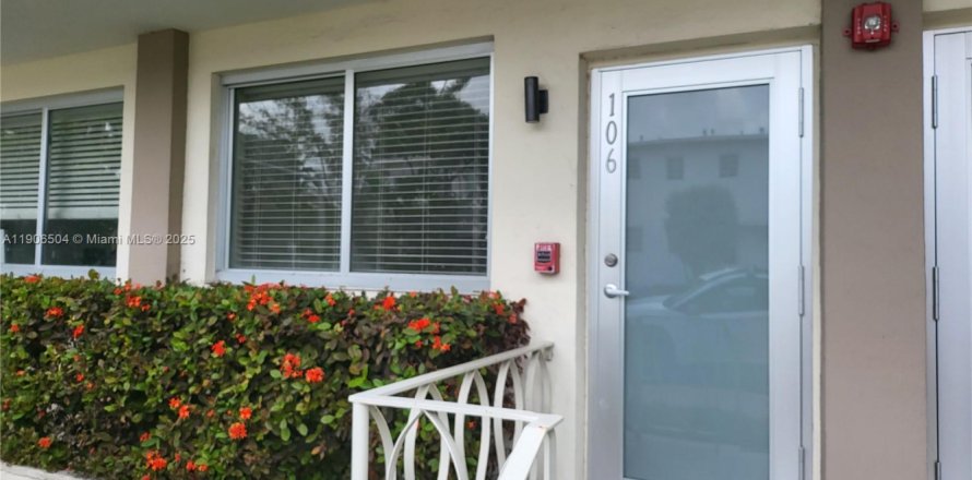 Condo in Miami Beach, Florida, 1 bedroom № 1957194