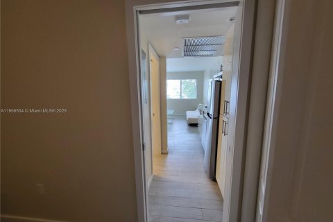Condo in Miami Beach, Florida, 1 bedroom  № 1957194 - photo 17