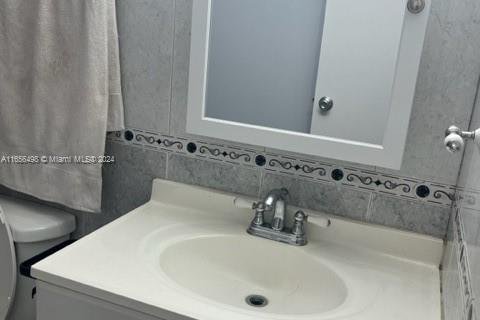 Condo in Miami, Florida, 1 bedroom  № 1874441 - photo 10