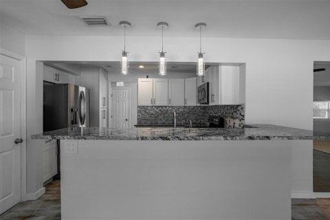 House in Tampa, Florida 3 bedrooms, 165.64 sq.m. № 1905360 - photo 7