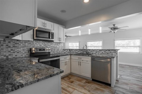 House in Tampa, Florida 3 bedrooms, 165.64 sq.m. № 1905360 - photo 10