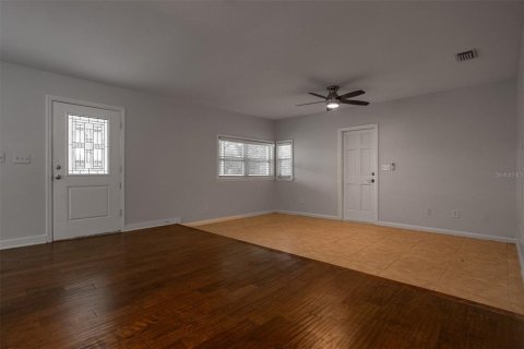 House in Tampa, Florida 3 bedrooms, 165.64 sq.m. № 1905360 - photo 17