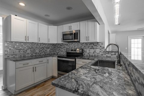 House in Tampa, Florida 3 bedrooms, 165.64 sq.m. № 1905360 - photo 9