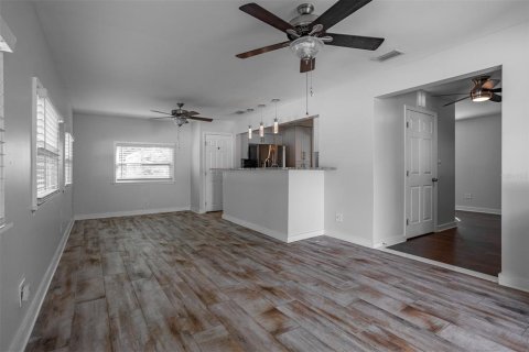 House in Tampa, Florida 3 bedrooms, 165.64 sq.m. № 1905360 - photo 5