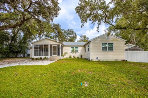House in Tampa, Florida 3 bedrooms, 165.64 sq.m. № 1905360 - photo 1