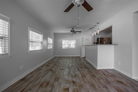House in Tampa, Florida 3 bedrooms, 165.64 sq.m. № 1905360 - photo 13