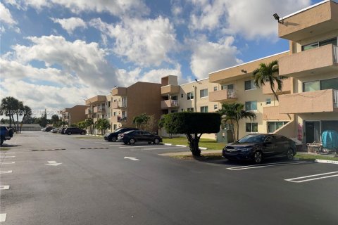 Copropriété à louer à Miami, Floride: 2 chambres, 77.11 m2 № 1984452 - photo 16