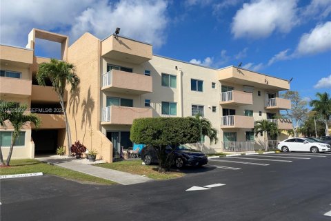 Copropriété à louer à Miami, Floride: 2 chambres, 77.11 m2 № 1984452 - photo 1