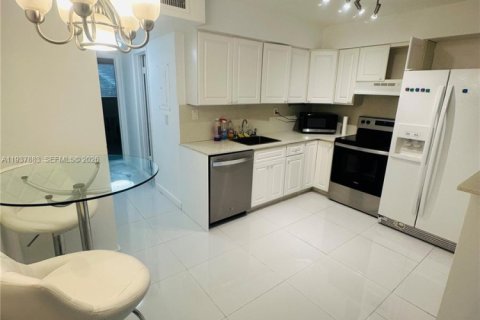 Copropriété à louer à Bay Harbor Islands, Floride: 1 chambre, 75.25 m2 № 1995627 - photo 5