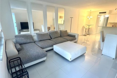 Copropriété à louer à Bay Harbor Islands, Floride: 1 chambre, 75.25 m2 № 1995627 - photo 2