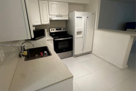 Copropriété à louer à Bay Harbor Islands, Floride: 1 chambre, 75.25 m2 № 1995627 - photo 3