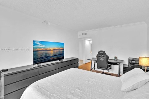 Condo in Surfside, Florida, 2 bedrooms  № 2041318 - photo 30