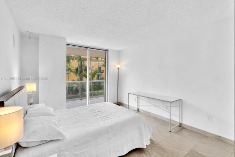 Condo in Surfside, Florida, 2 bedrooms  № 2041318 - photo 24