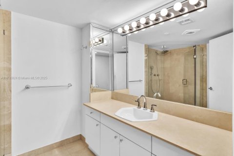 Condo in Surfside, Florida, 2 bedrooms  № 2041318 - photo 25